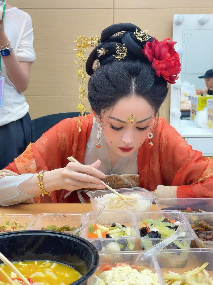 娜扎只是一味干饭娜扎只是一味干饭也太可爱了吧，娜扎干饭照确实是非常美丽的！娜扎