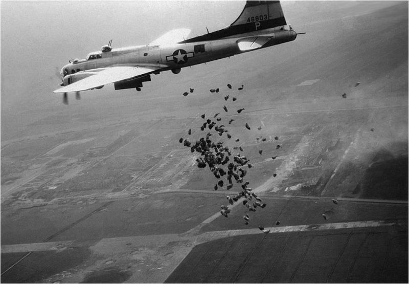 飞扬军事1945年5月，执行向德占荷兰地区空投粮食任务的美军B-17轰