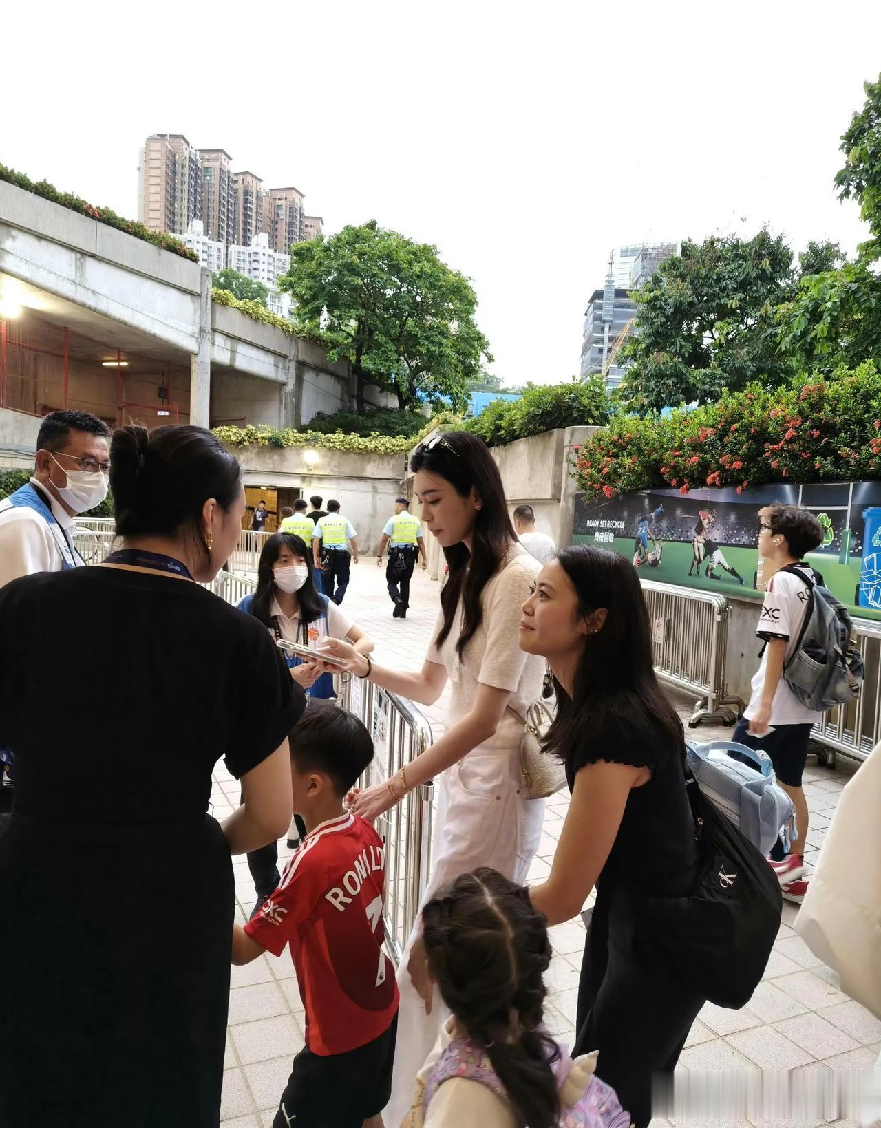 奚梦瑶带五岁儿子看球赛，儿子身高已经到了奚梦瑶的腰上，幸好是遗传了奚梦瑶的身高，