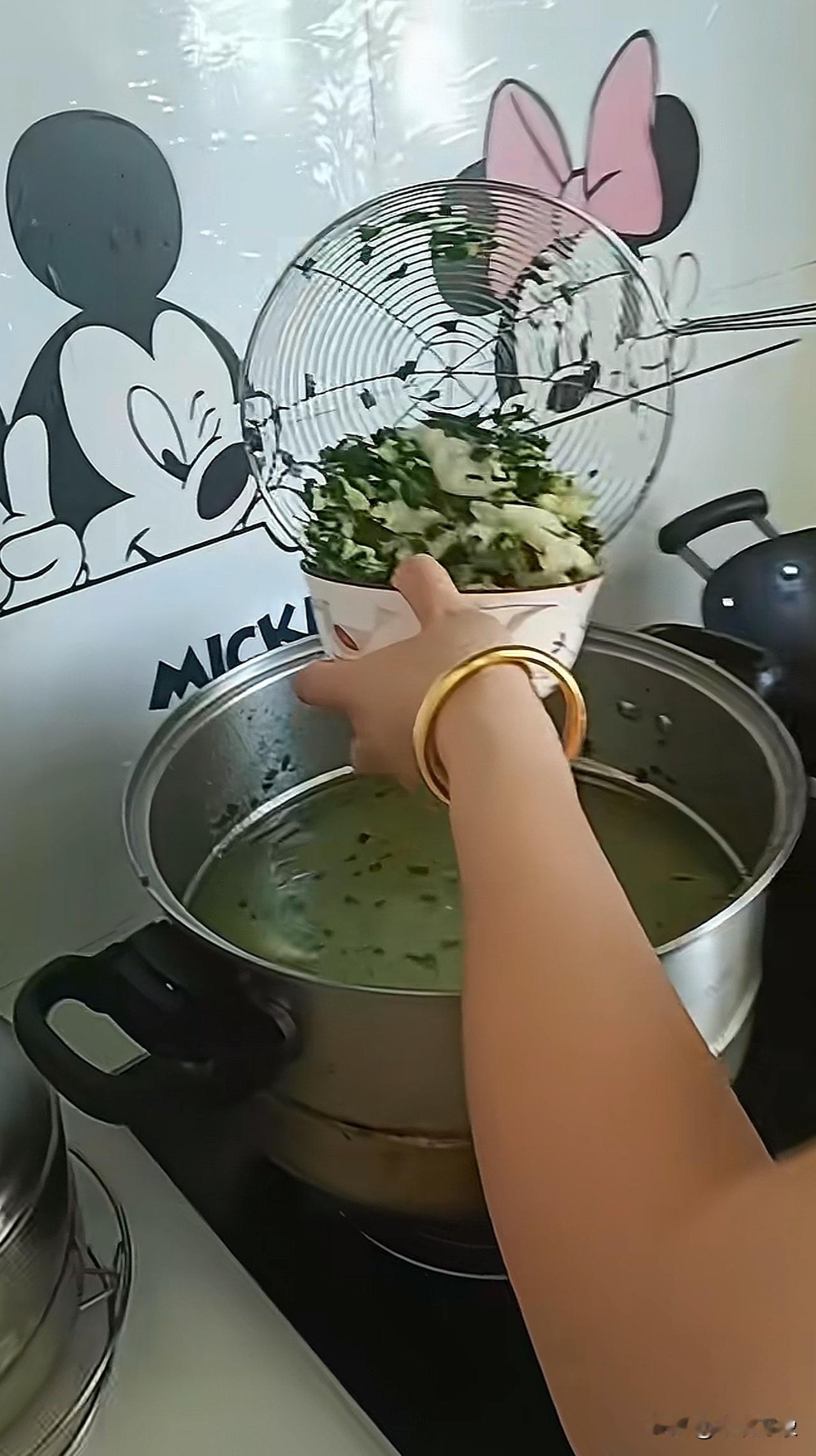 爱妻说今天吃饺子[呲牙笑]
