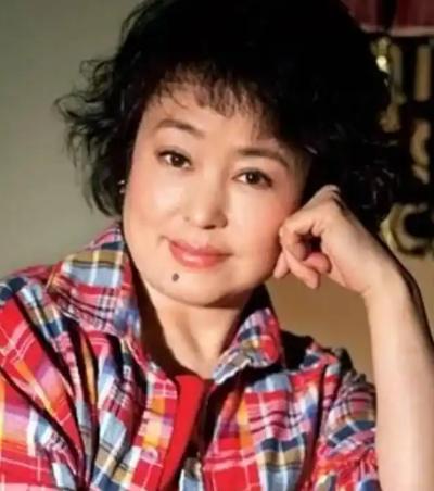 歌唱家朱明瑛与前夫王明琦和平离婚后，王明琦再婚迎娶了她亲妹妹的小姑子，姐妹俩从此