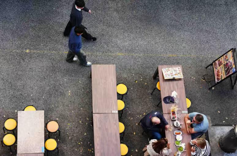 最近日本百货商场的惨状，把一个真相摆到了台面上：中国消费力的分量，远比想象中更重