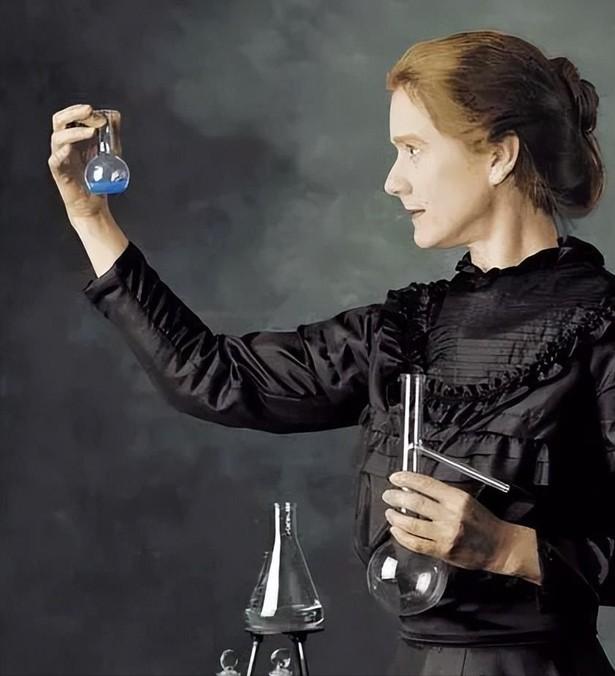 1910年，44岁的居里夫人起床去上课，学生朗之万一把搂住她：“5年了，我不想再