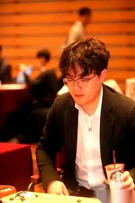 我跟你讲，AI给出4%胜率的时候，我差点就把直播给关了。真的，就差那么一点。