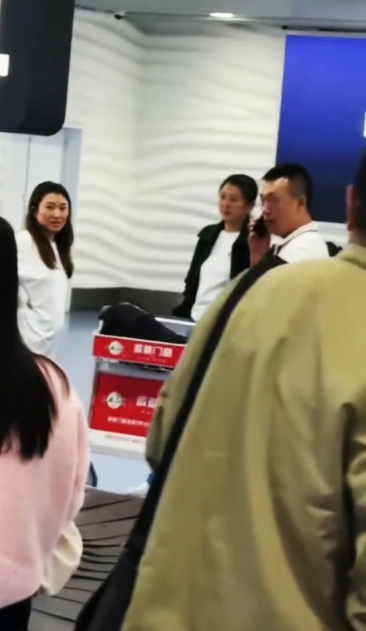 机场偶遇闫学金，她面容沧桑，神情疲惫。可你知道吗？这竟是她为新剧《归途》刻意