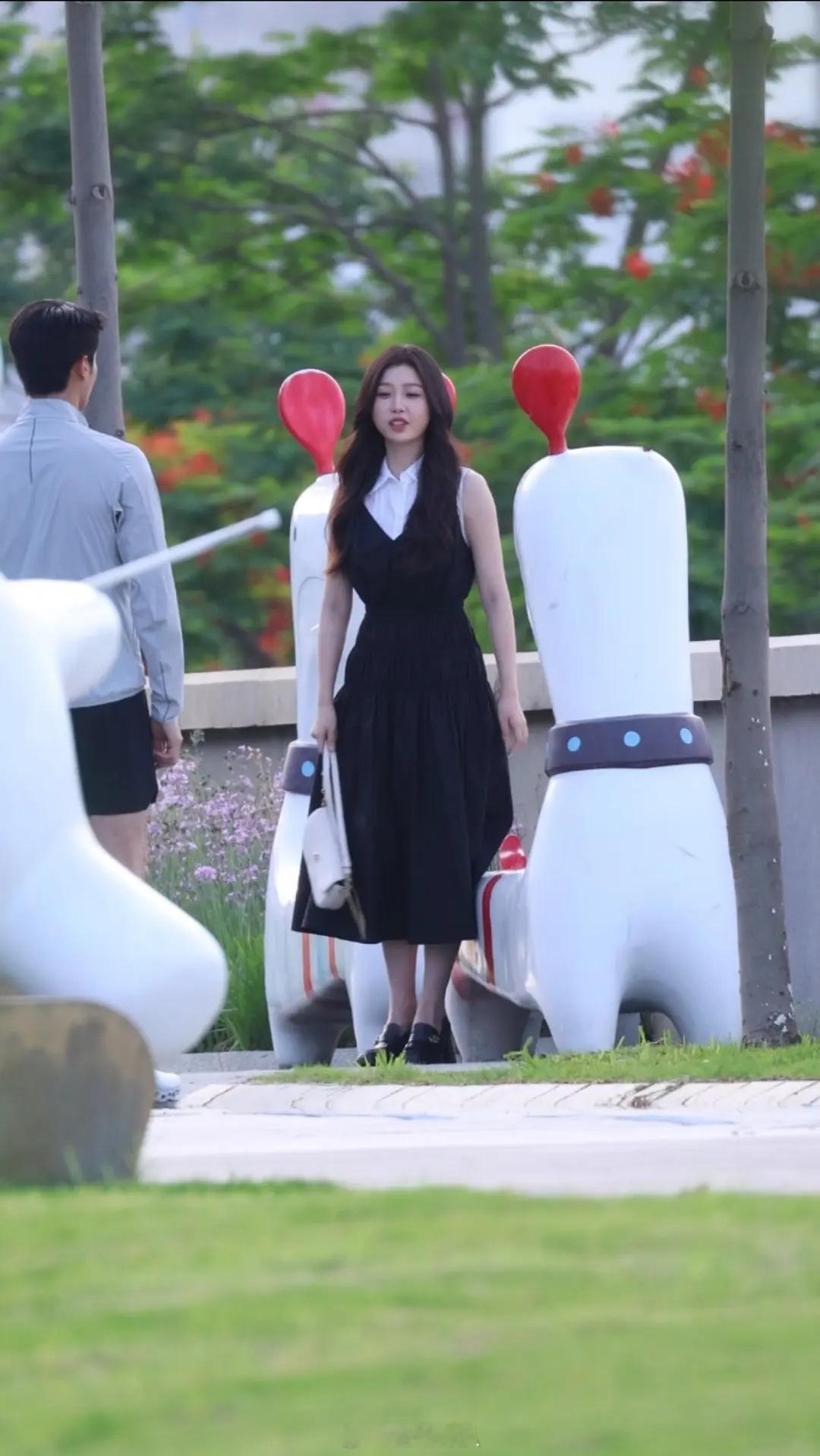 有点好奇为啥虞书欣进组不需要做身材管理？？她有特权吗[？？？][？？？][？？？]​