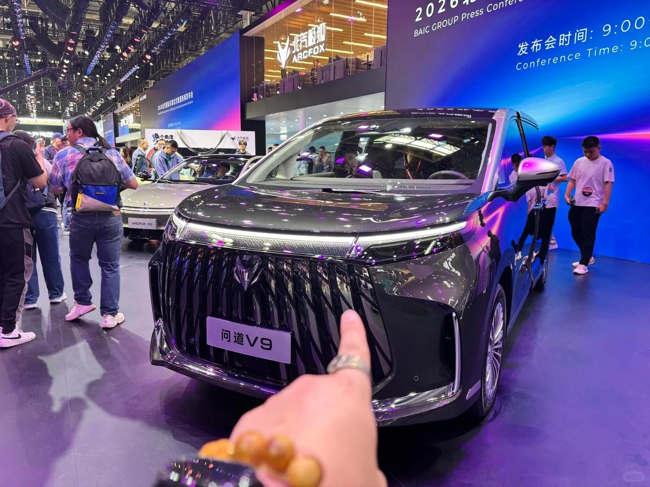 极狐首款MPV亮相车展！预售21.99万起，续航超1300km哈喽，车友们！我