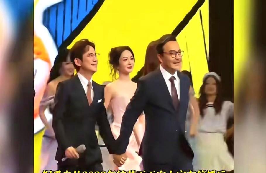 52岁的汪涵，近照一放出来，很多人第一反应大概都是：这变化也太明显了。头发和胡