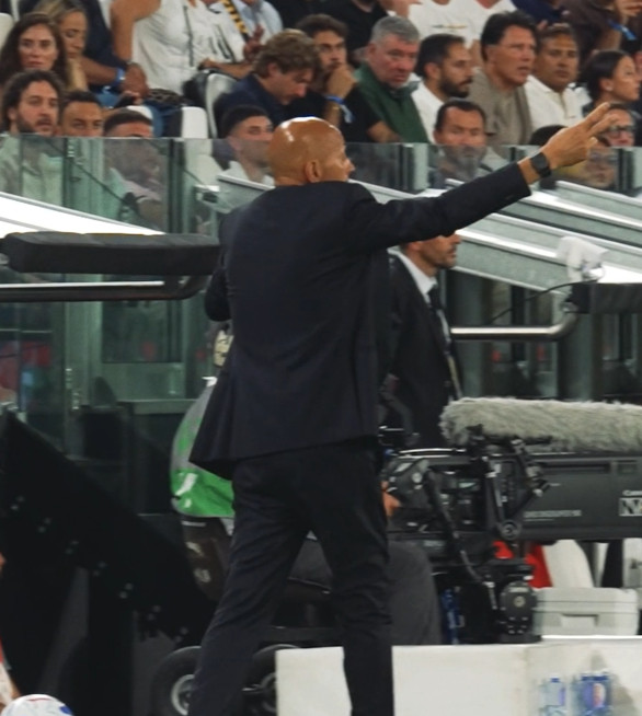 DAZN：沃尔特马德替补登场的换人过程中，道格拉斯·路易斯向斯帕莱蒂询问球队是否
