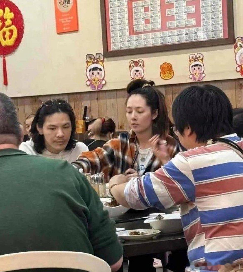 网友在餐厅碰到郭碧婷，瞬间打破滤镜！她发型乱糟糟的，脸上也没化妆，完全不像网上夸