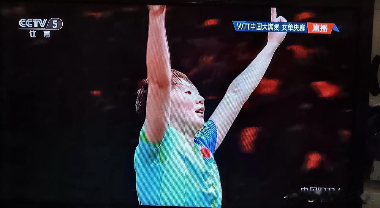 王曼昱才是真正的王者，4：0横扫日本削球名将佐藤瞳，夺得WTT中国大满贯女单冠军