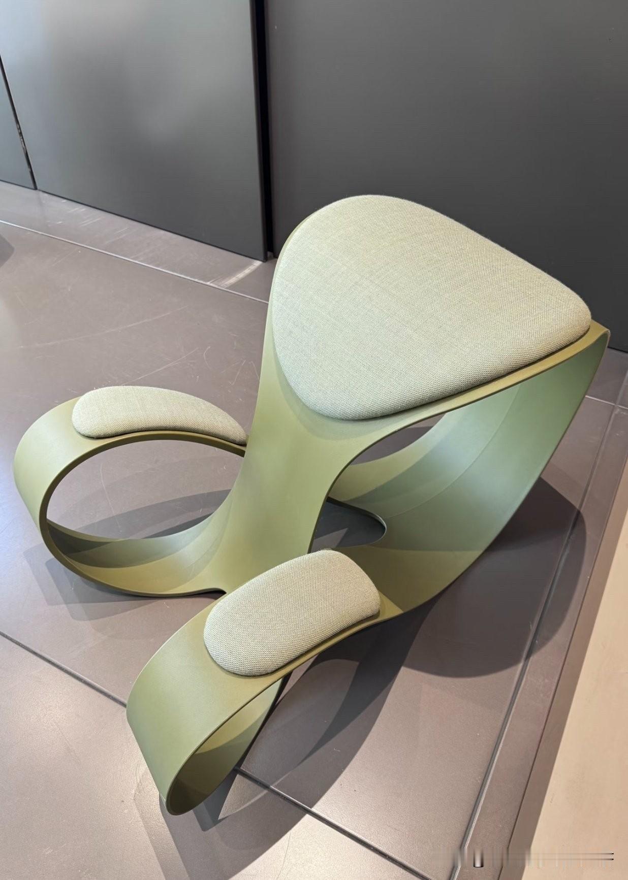 果然零零后的脑子就是好使啊。设计出了这么个椅子，但是这么个椅子是怎么个做法嘞？有