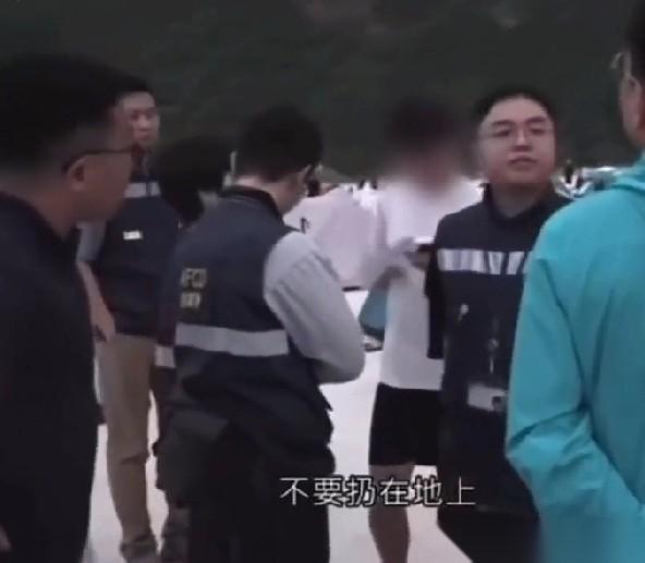 中国香港媒体：内地旅客乱倒食物残渣。内地游客：我觉得很可笑，花钱消费怎么还得受这