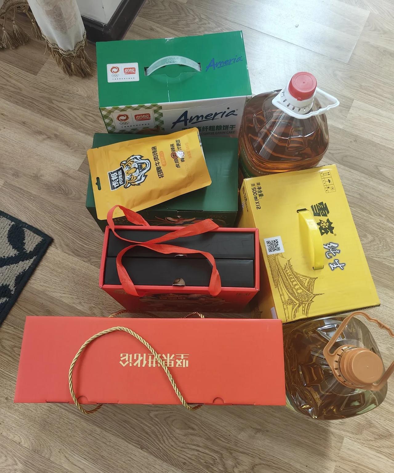 中秋节儿子单位发了这么多礼品，有油、坚果、啤酒、牛奶、月饼等，单位福利非常好呀。