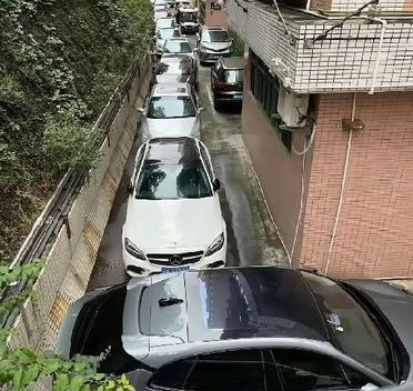 小区停车位现状天塌了