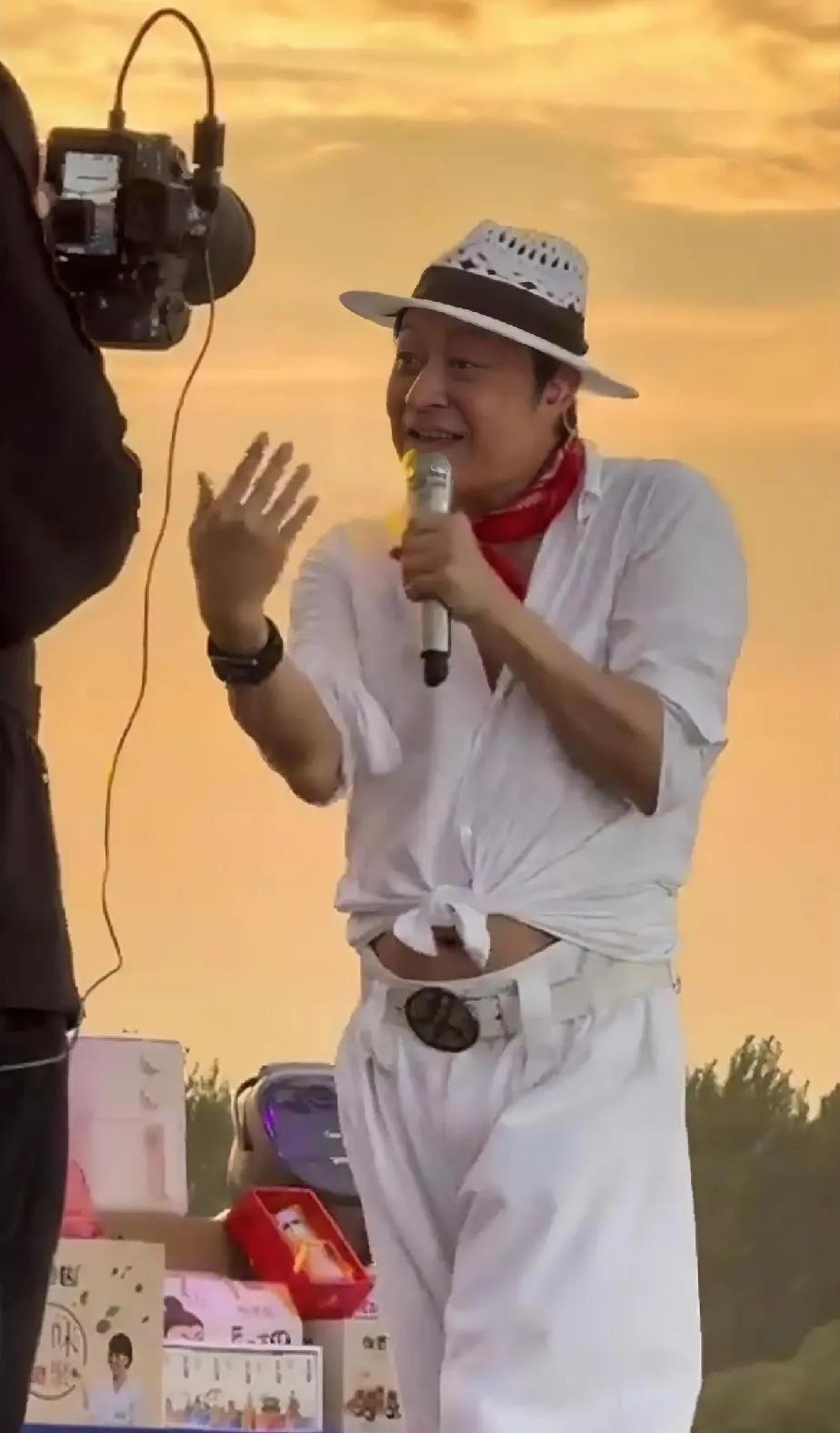 马老师，你这小肚肚是几个意思？为啥衣服还要扎个小蝴蝶？😯曾经文质彬彬