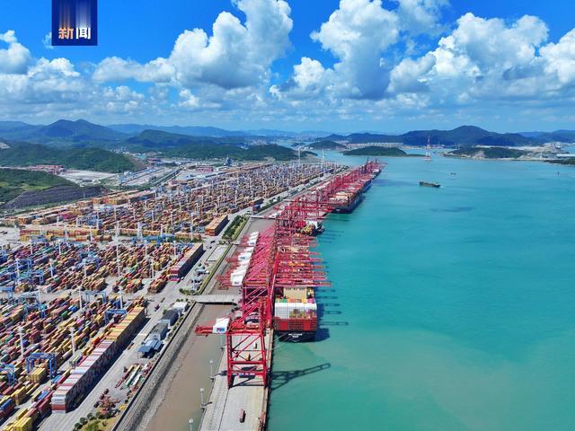 连续17年全球第一, 宁波舟山港2025年货物吞吐量突破14亿吨