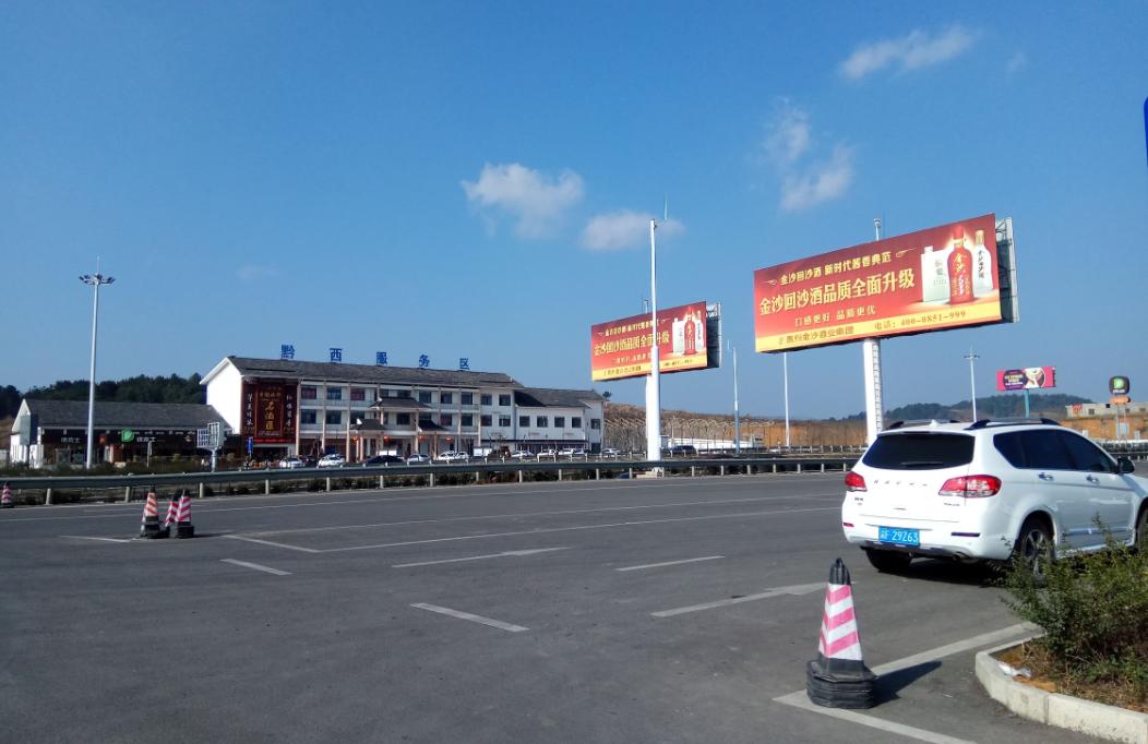 贵州一男子忘给车加油，回程油表报警，他勉强开进服务区。加油站离停车处仅20多米，