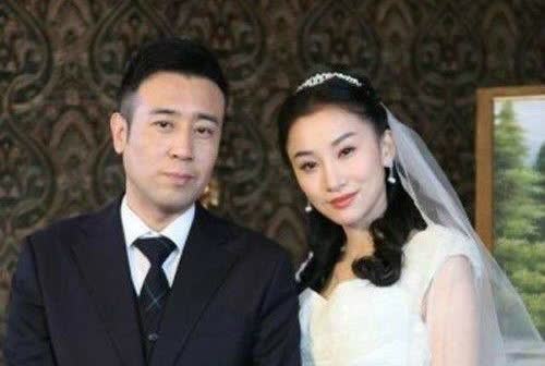 1971年，于和伟的母亲在45岁高龄生下了他，这个年纪生孩子可不是件容易事，风险