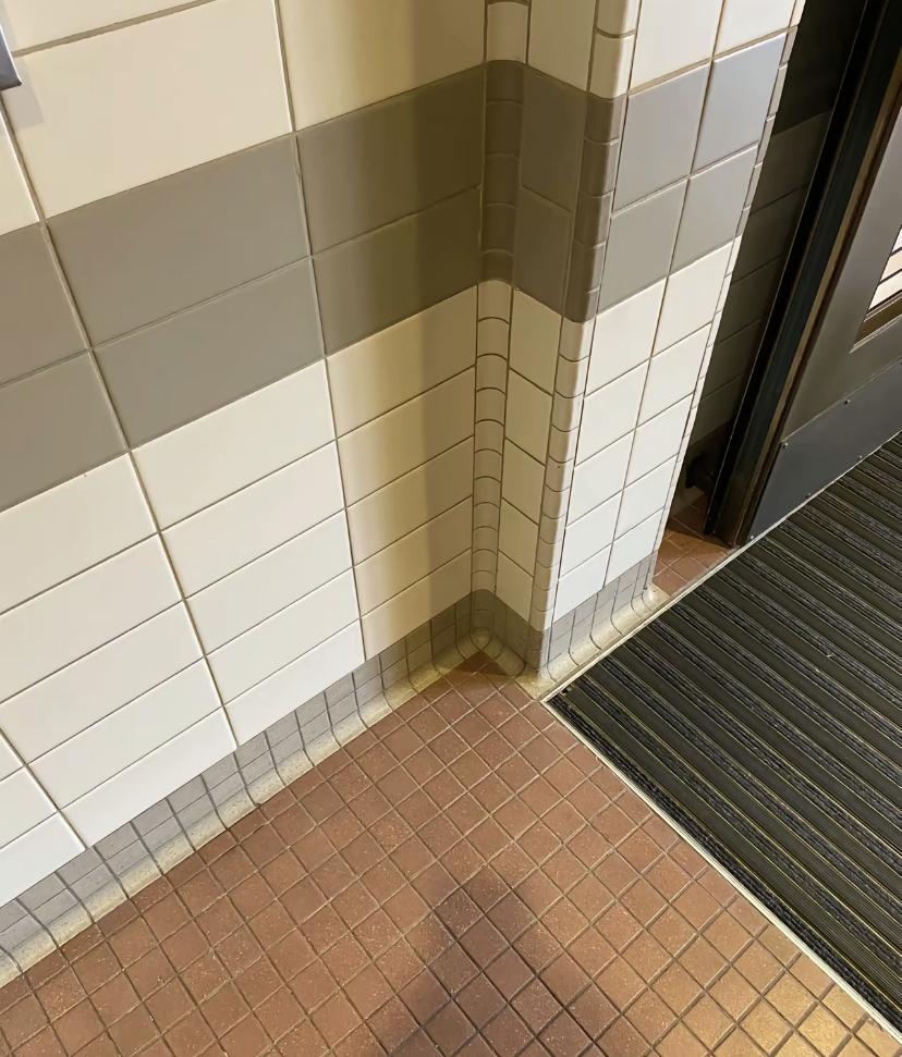 上海迪士尼卫生间的瓷砖贴的挺有意思，竟然在拐角的地方都做了圆弧！上海迪士尼因