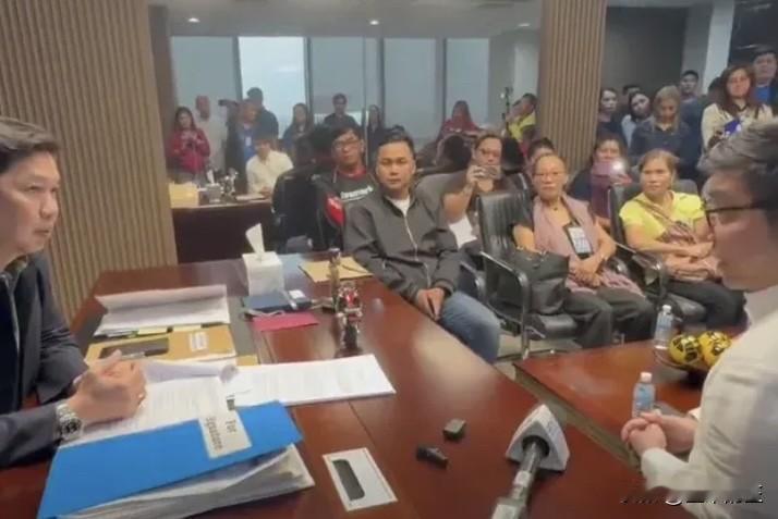 海外菲律宾劳工与来自菲律宾海关局的官员们一同面对国家调查局办公室主任利托·马格诺