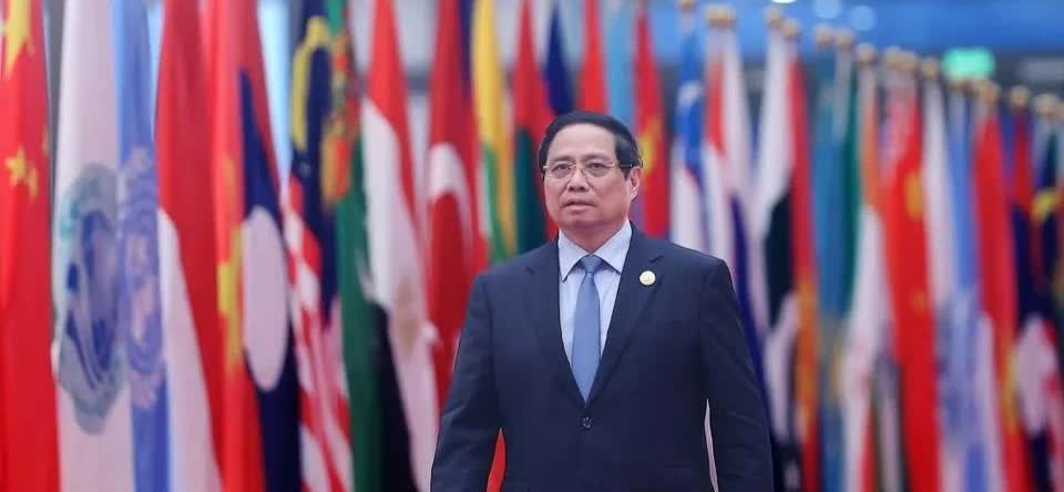 越南总理范明政在天津受到了红毯、仪仗队和大型舞蹈的热烈欢迎，这场盛大的欢迎仪式被