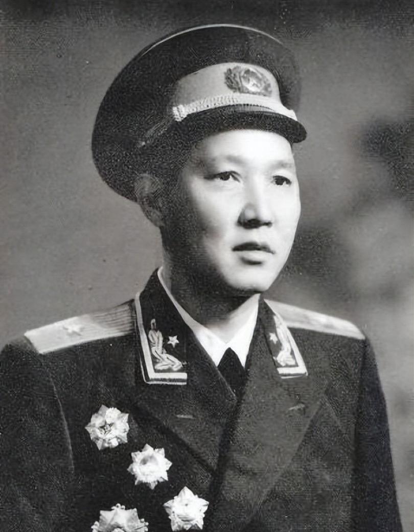 1960年，傅崇碧打算回家看看，乡亲们听说他要来，都翘首以盼，这时，傅崇碧似乎想