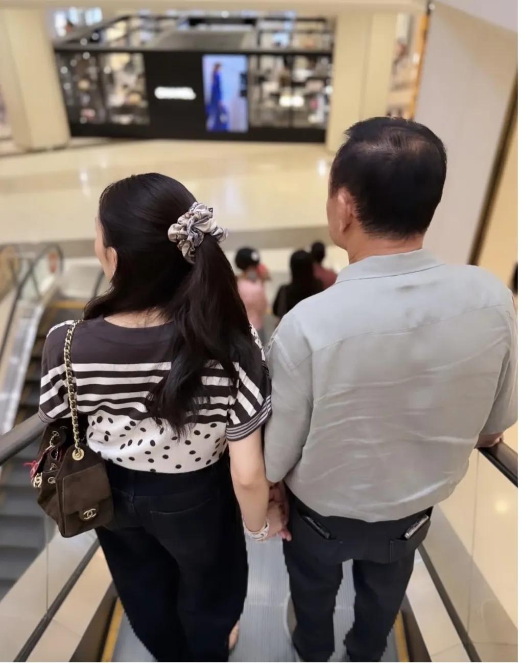 他信被特赦后，第一次公开亮相，和女儿萍通塔和佩通坦一起逛商场，还有一名女子不知道