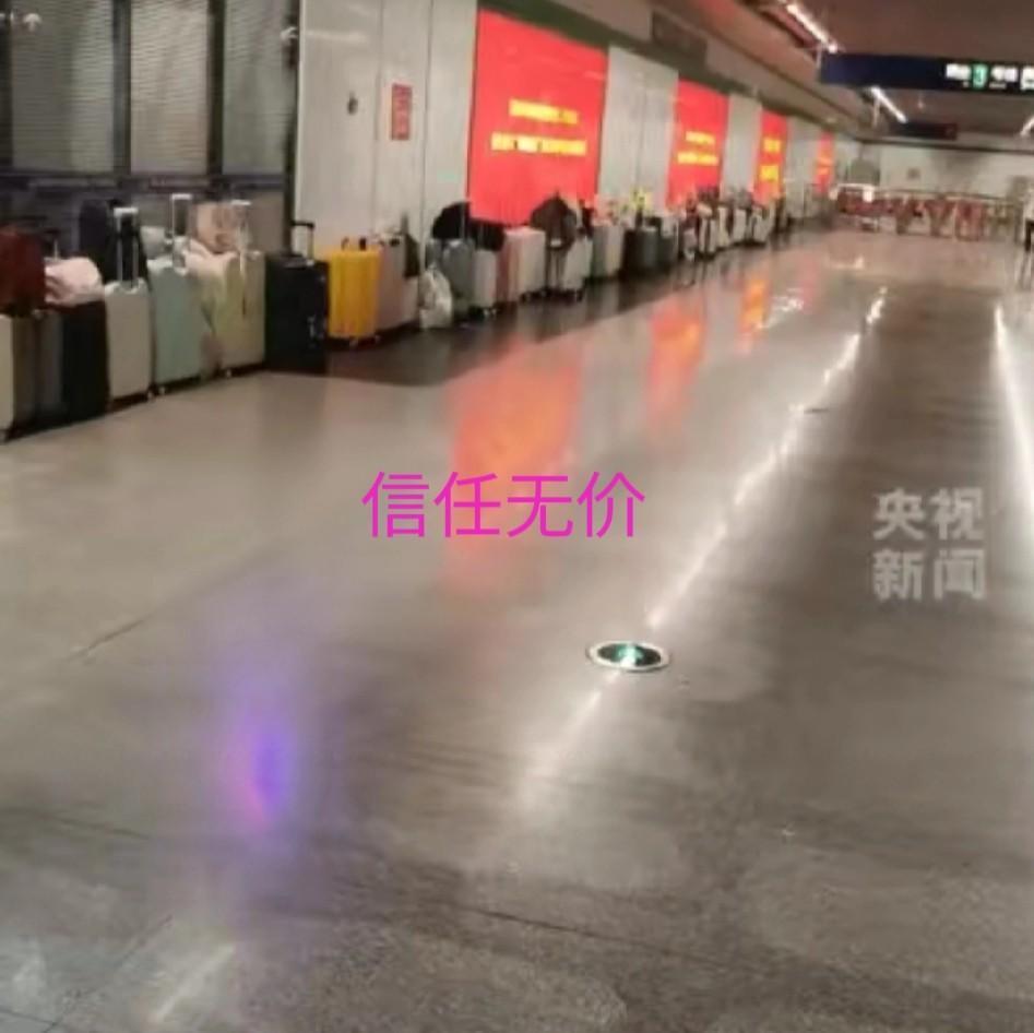 近日江苏南京站，一场“行李箱奇观”意外火上央视，连执勤民警都看懵了。大批大学生游