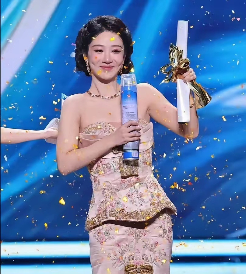 杨紫这次能拿下白玉兰视后并不完全是因为她的演技，其实跟白玉兰的传统也有一定的关系