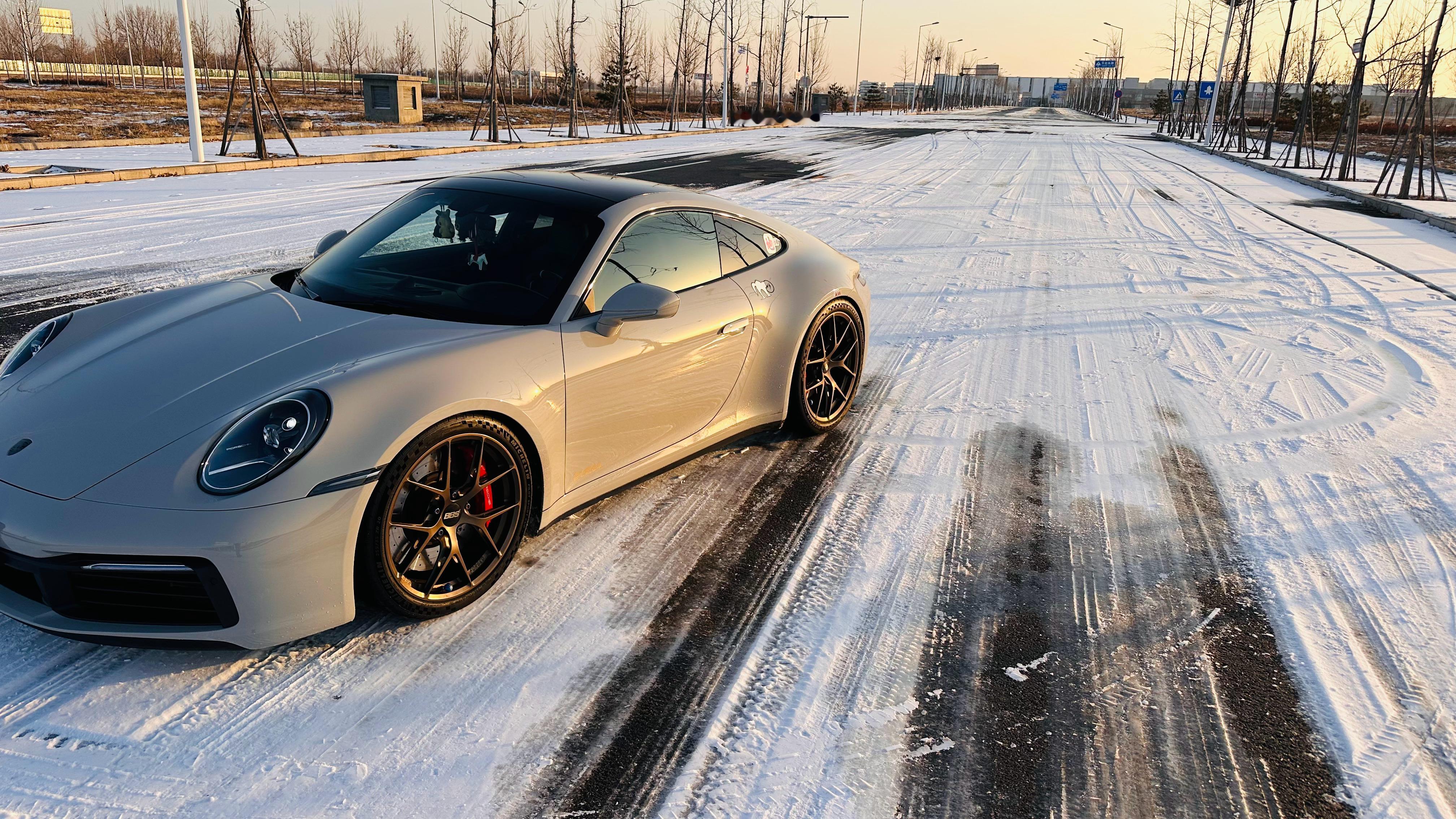 给你们看看CUP2在雪地上的表现。这个平滑如镜的胎纹是CUP2挠出来