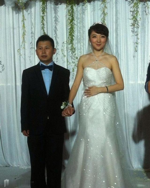 这是何云伟和三婚妻子在一起！大家看看是不是很般配?