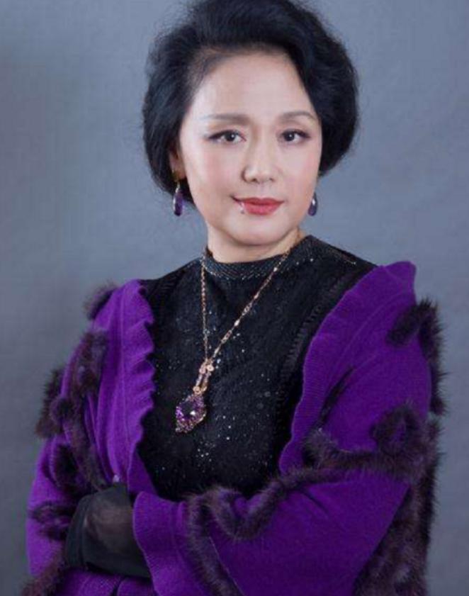 1979年，饰演潘金莲的演员廖学秋去外面拍戏，和老公分别了六个月，她归心似箭，往