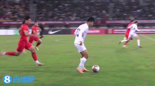 这是什么作风？技术不咋地，脾气还真不小。国足对阵乌兹别克斯坦，第74分钟，汪
