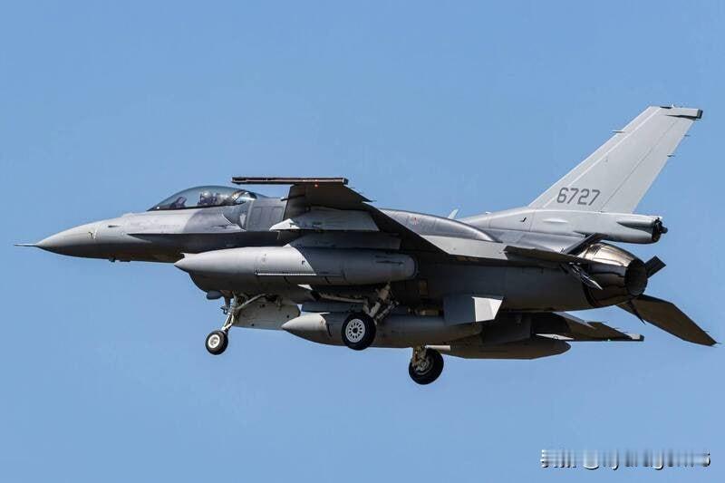 台湾地区首批F-16V战斗机已准备交付。台湾地区订购的66架F-16VBl