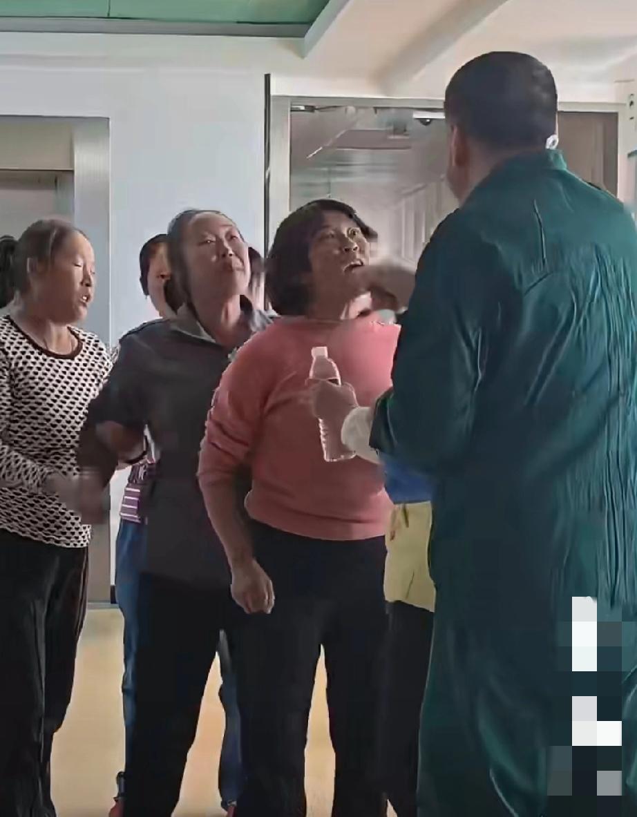 发生在医院内的一幕:准备做股骨头置换手术的是个80多岁的老太太，她有四五个闺女，