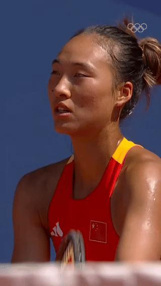 郑钦文碰杯跨本命年咱就说也是好起来了呀，这次我们竟然也能和郑钦文碰杯啦，隔着屏幕