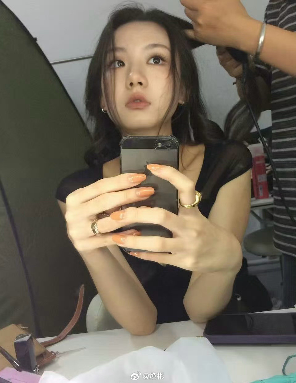 刷到一个好看的小姐姐还在用home键iPhone。