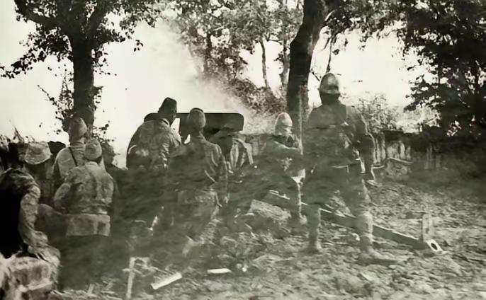 从缴获的日军图片中可见，即便日军用大炮将前方的阻击阵地轰成一片瓦砾，他们也不敢贸