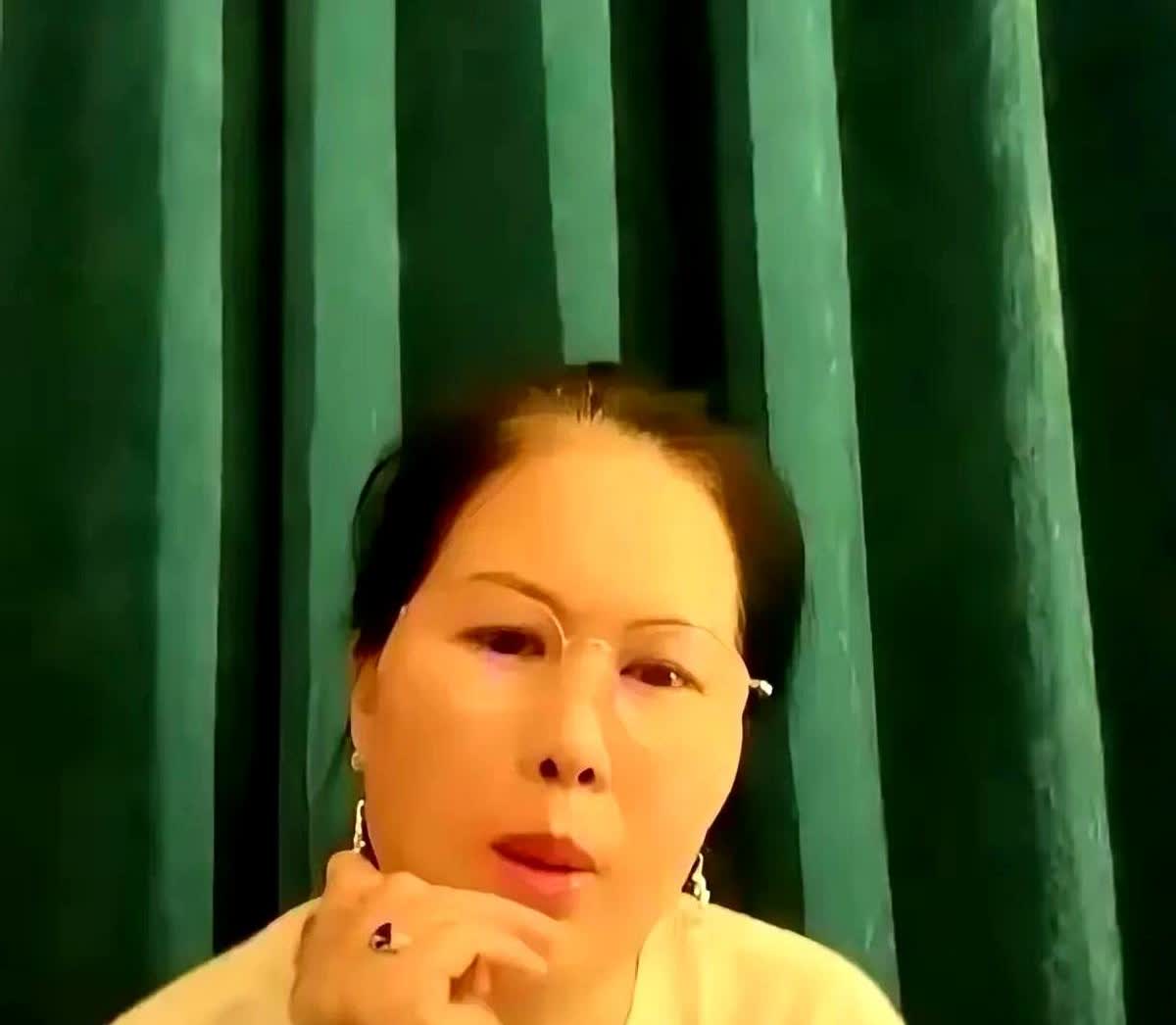 这个保姆一看就是特精明的人，工资已经满足不了她的欲望了，曾直言自己就是高收入群体