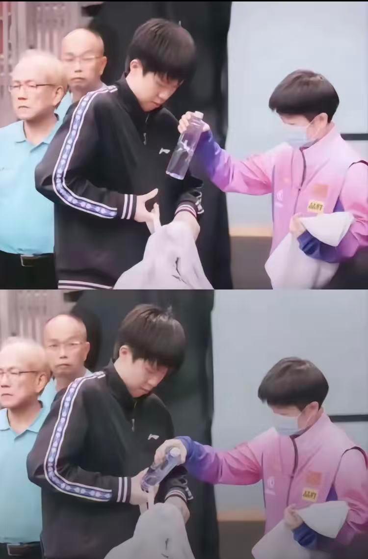 孙颖莎一抬手,王楚钦的包就递到了跟前。不用说,不用看,动作像呼吸一样自然。别