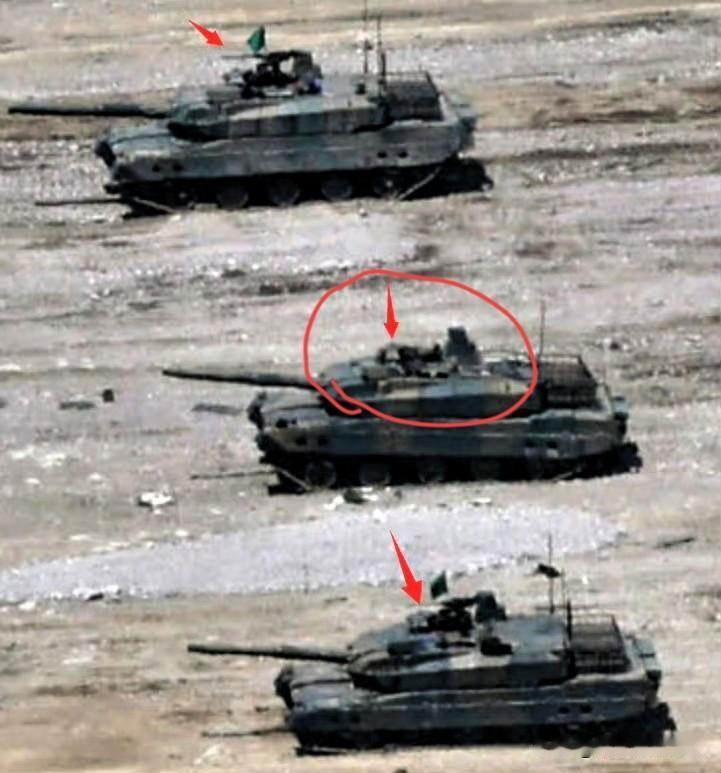 太炸裂了！小日子陆自中间爆炸的这辆10式坦克，明显可以看到炮塔上的M2HB重机枪