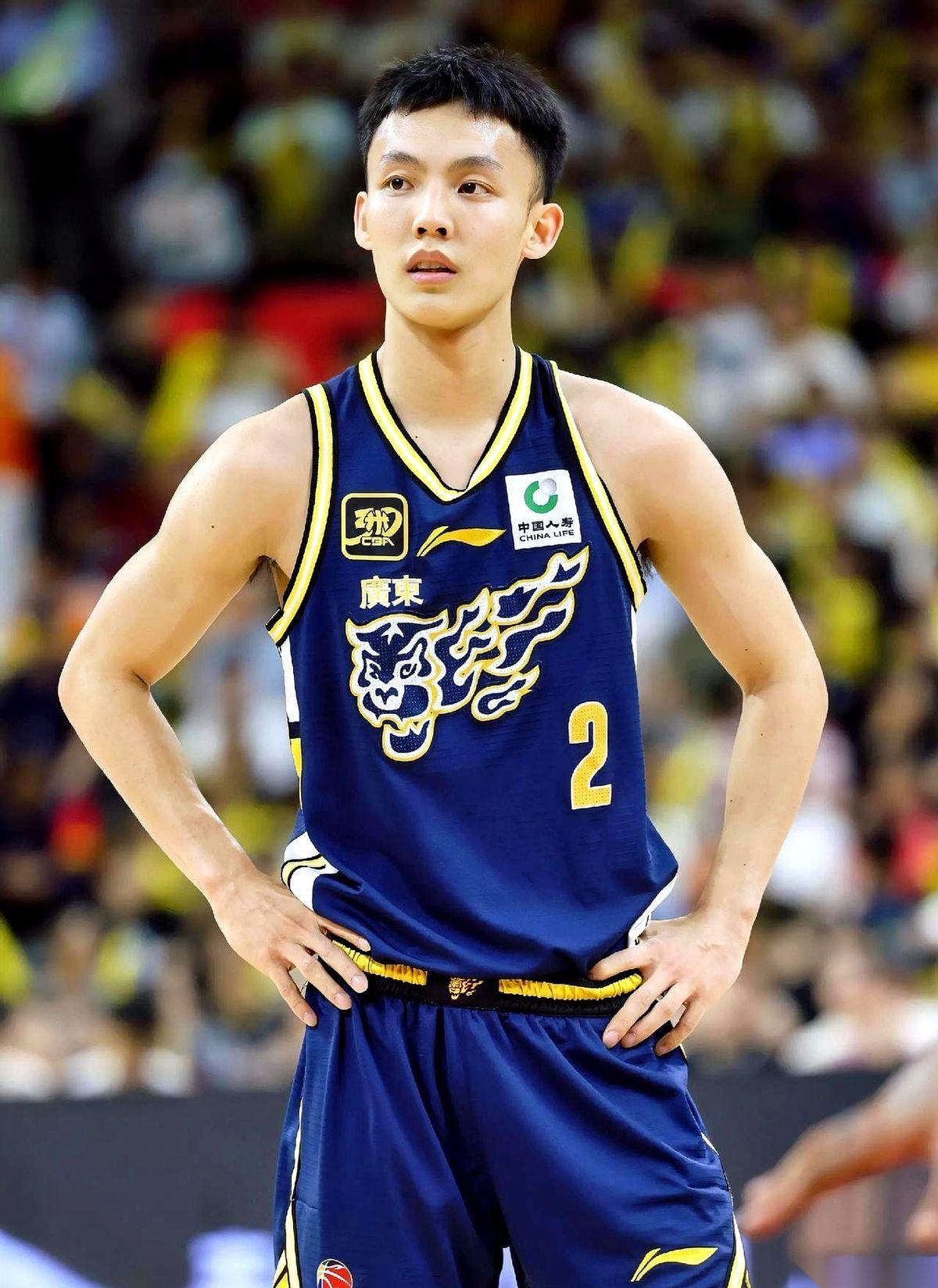 广东110比105险胜深圳，但全场最狠的镜头，不是那个狂砍30分的外援，而是个全