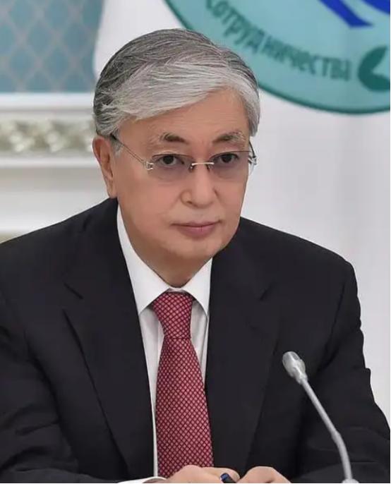 哈萨克斯坦这回算是把“摇摆”玩明白了，前脚刚跟美日签完稀土大单，后脚油轮就在黑海