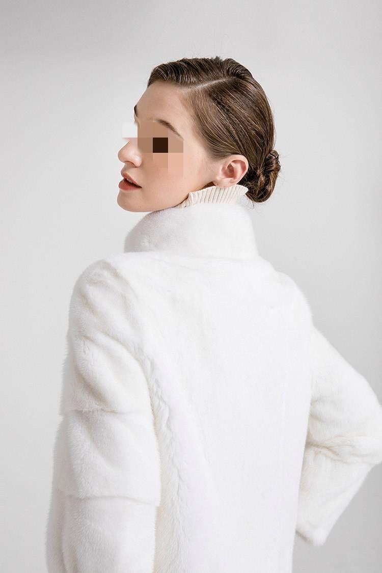 大家发现没有：今年穿貂皮大衣的又多了！都说时尚是一场轮回，这可真是不假。四五