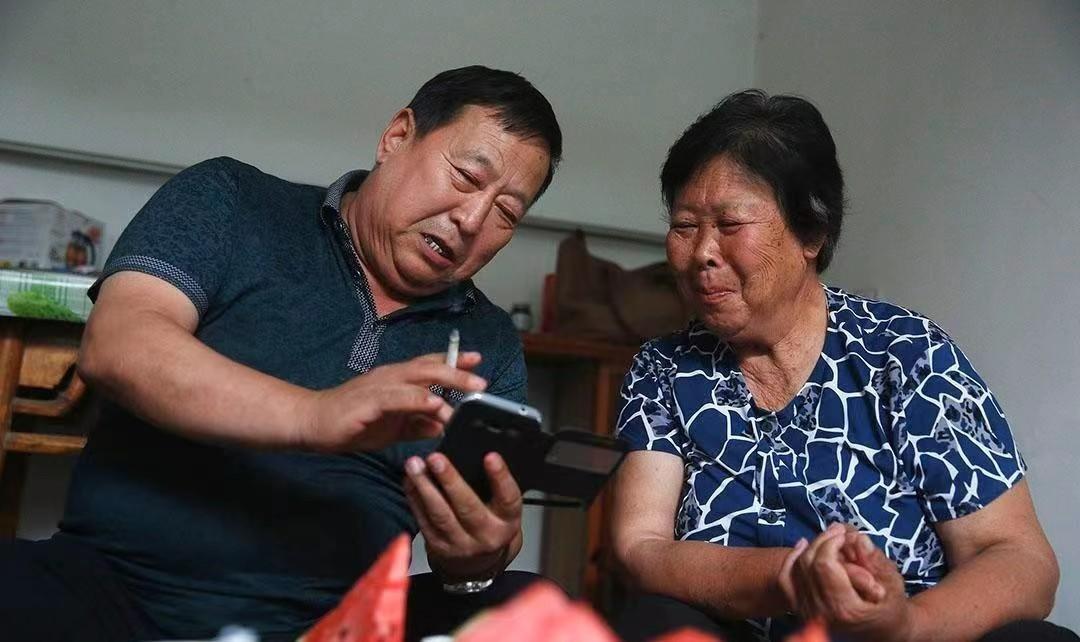 郑成月不是法官，也没坐过审判席。他是广平县一个副局长，管刑侦的，干了三十年案子。