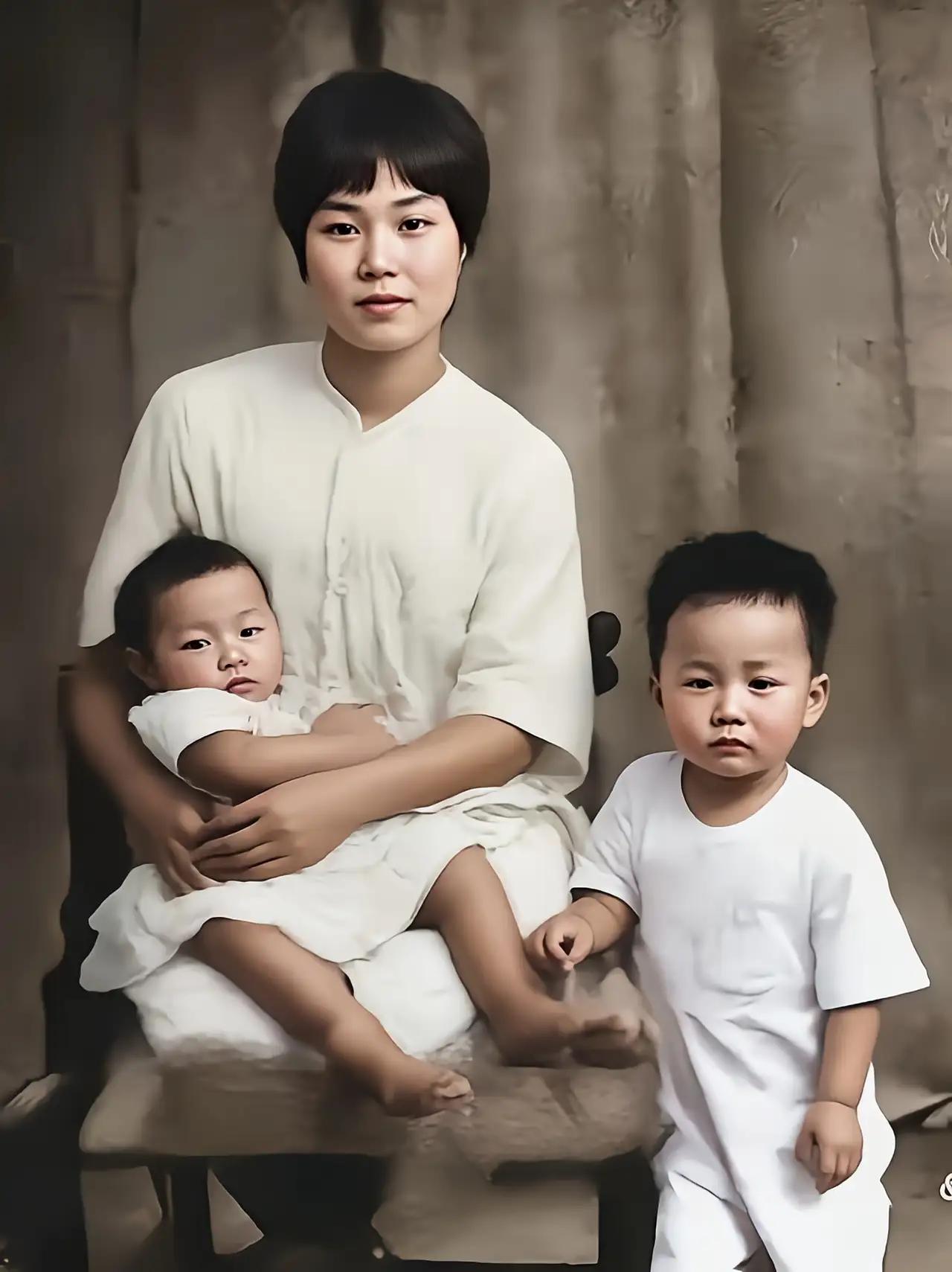 杨开慧烈士母子三人的合影。这是一位伟大的女性，伟大的母亲，伟大的妻子，伟大的英烈