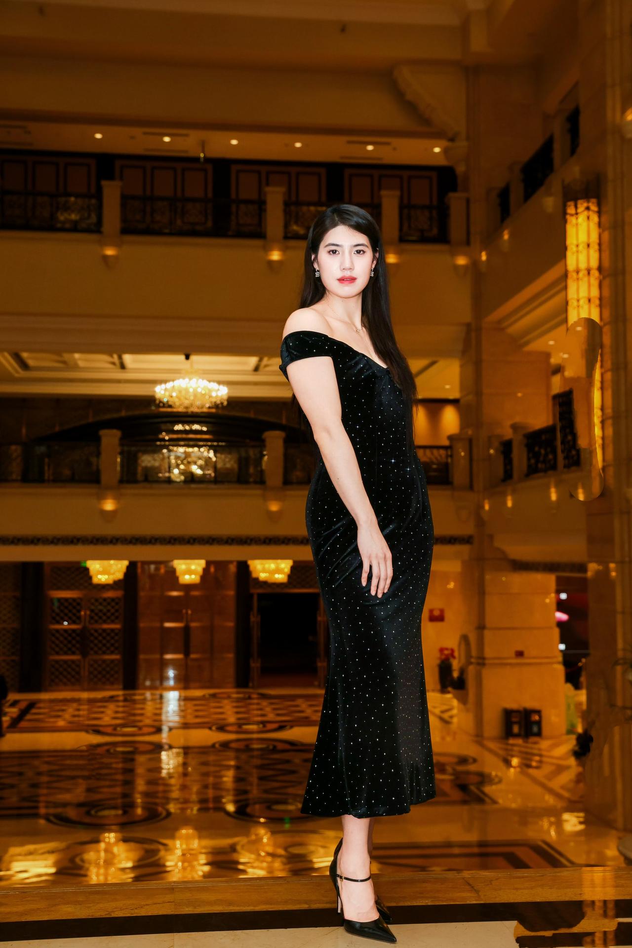 张雨霏晒出最新写真，顾盼神飞，俊美飘逸生于1998年的张雨霏，凭借出色的水感