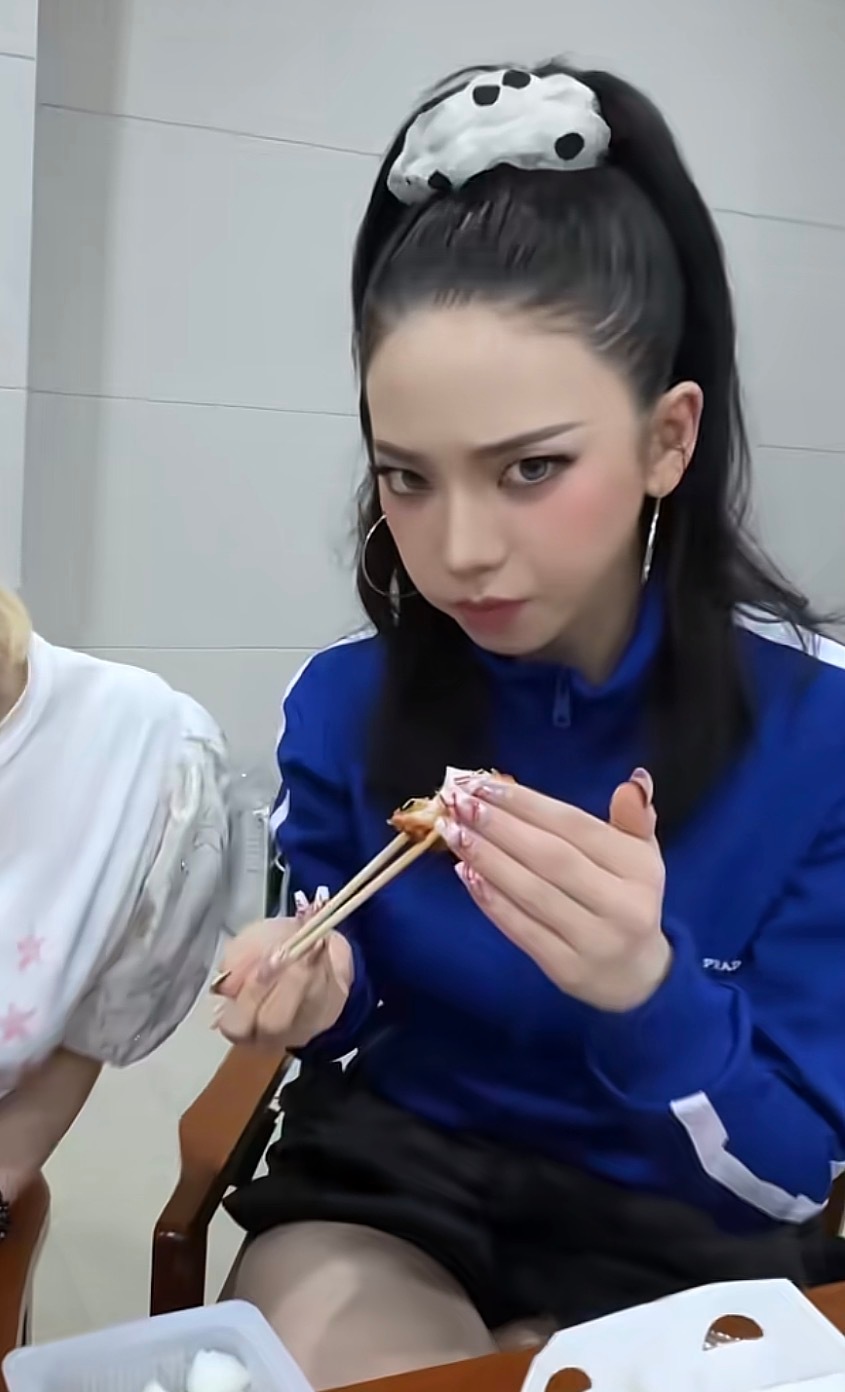 诶哟这小妞还会护食