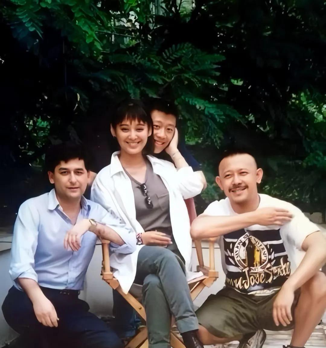 认出坐在C位的这位美女是谁了吗？这是一张早期的合影，当时他们还都很年轻，但一眼